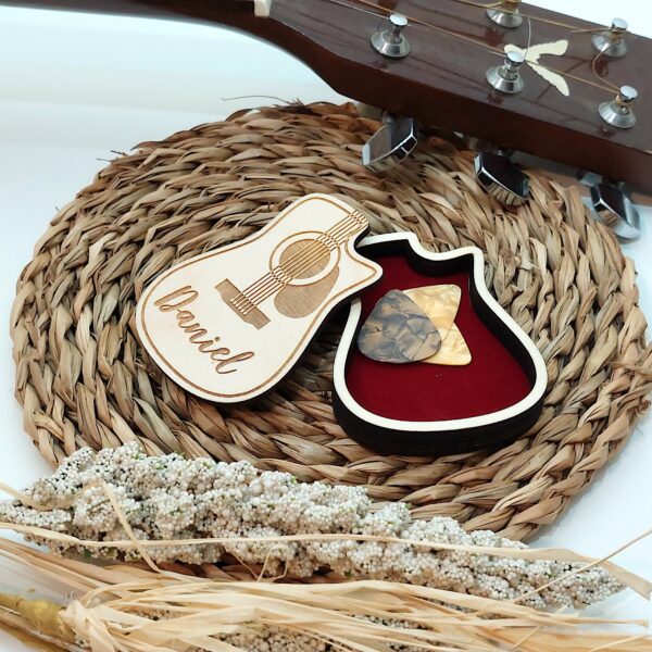 Caixa de madeira em formato de guitarra, personalizável e feita à mão