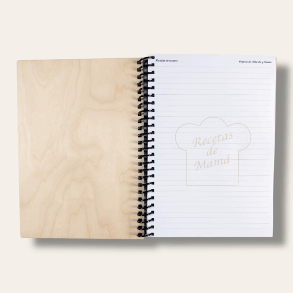 Caiet cu coperta din lemn pentru retete de gatit