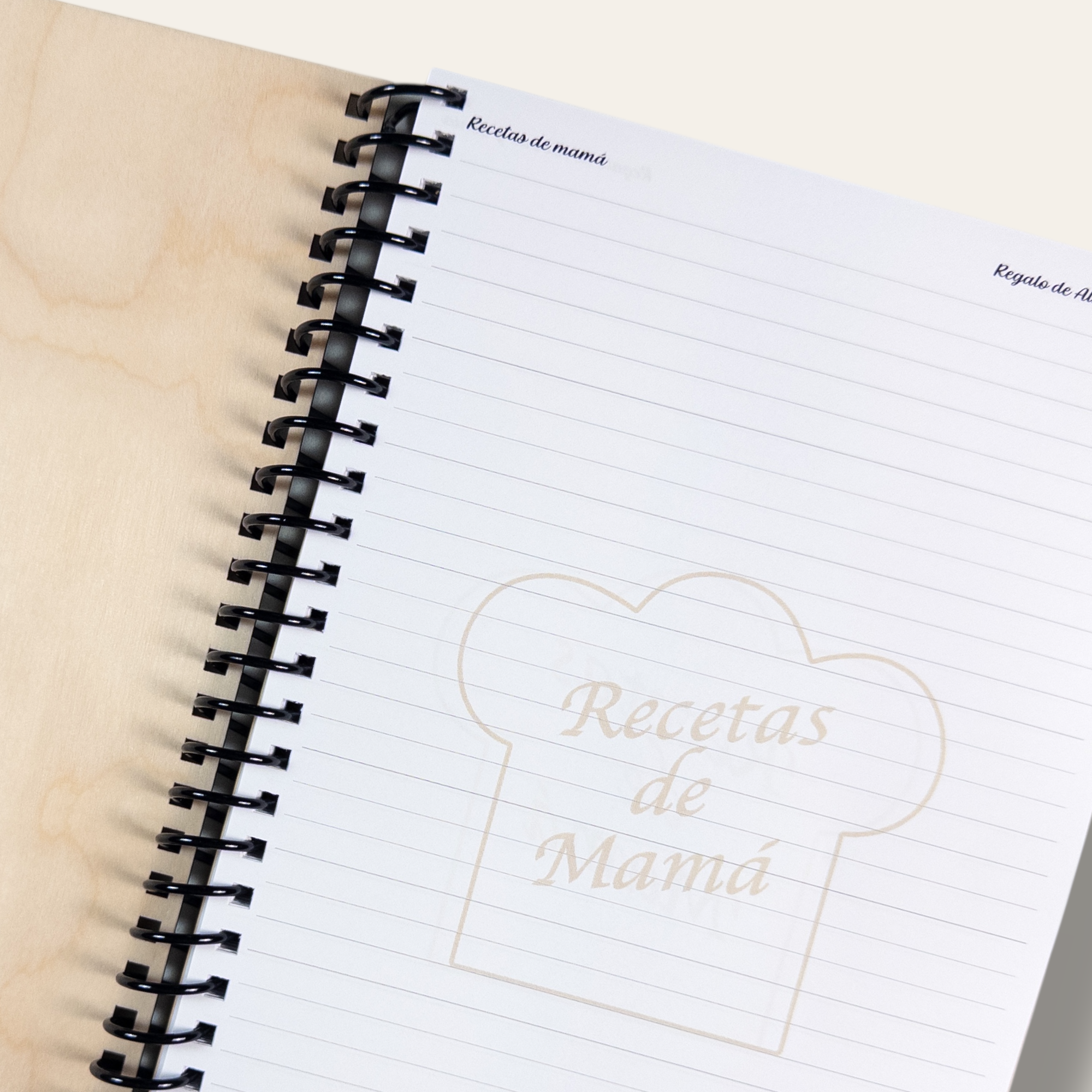 Caiet cu coperta din lemn pentru retete de gatit