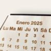 Holzkalender in Form eines Dodekaeders 2025