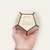 Holzkalender in Form eines Dodekaeders 2025