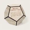Personlig 2027 träkalender i 3D i form av en dodekaeder