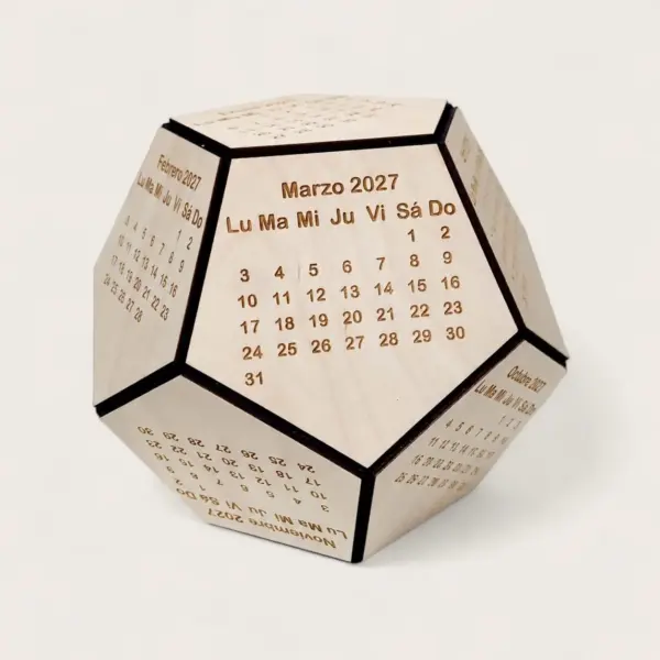 Personlig 2027 träkalender i 3D i form av en dodekaeder