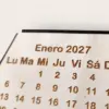 Handgjord dodekaedrisk träkalender 2027
