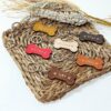 Schlüsselanhänger aus Holz in Form eines Knochens und des Namens des Haustiers
