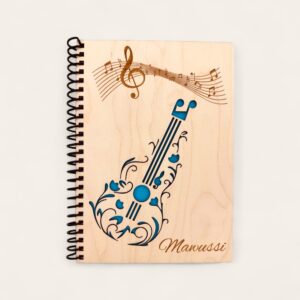 Cahier en bois avec motif musical décoratif.