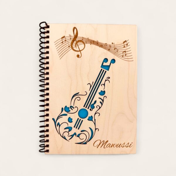 Träanteckningsbok med dekorativ musikalisk design.