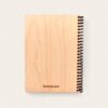 Cuaderno con tapa de madera y espiral negra.