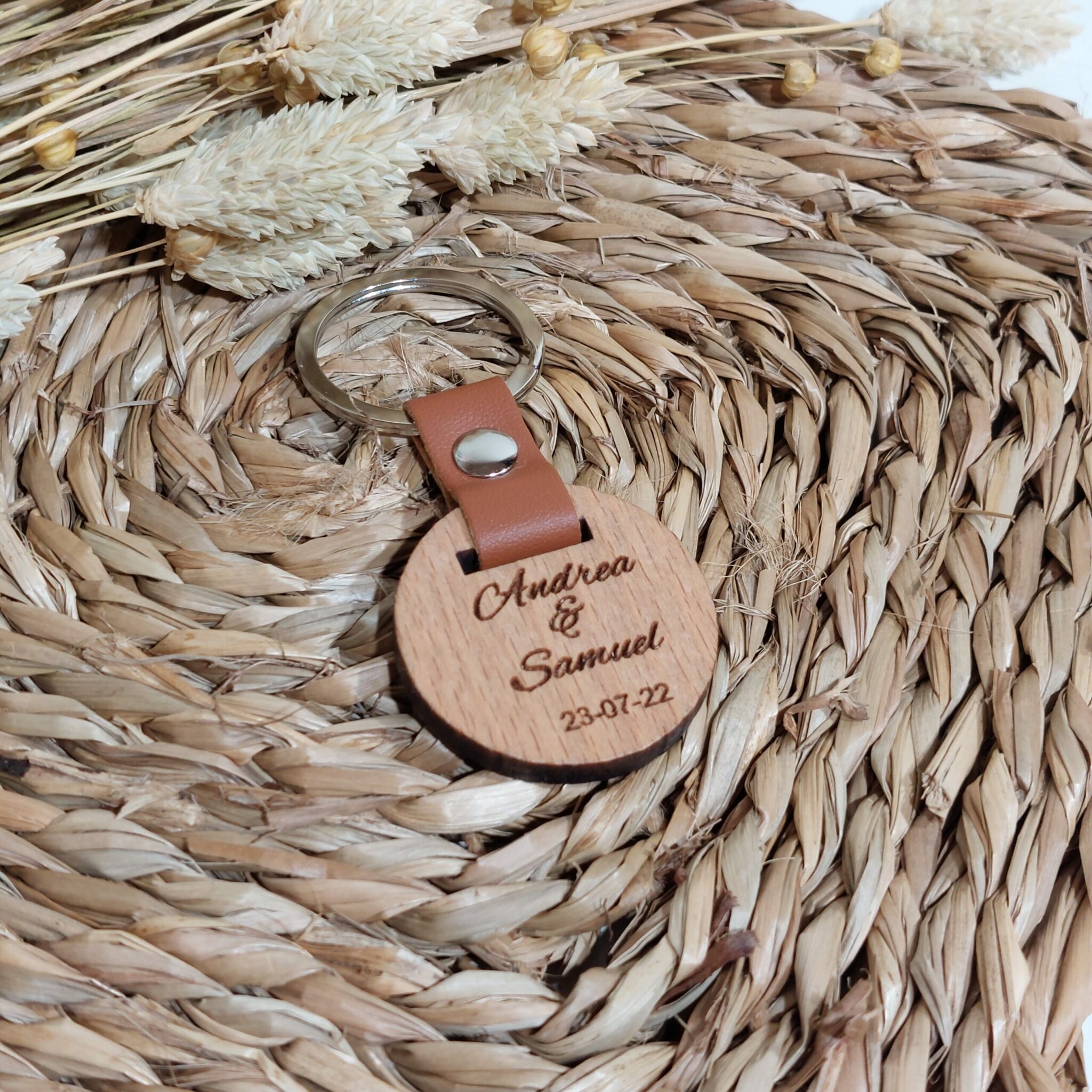 Promotech Llavero De Madera Con Grabado Láser Hecho A Mano Con Lobo En Luna Llena, Madera, W5L5