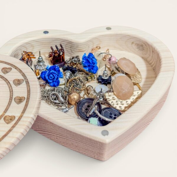 Caixa de joias personalizada em formato de coração, feita de madeira maciça de pinho.