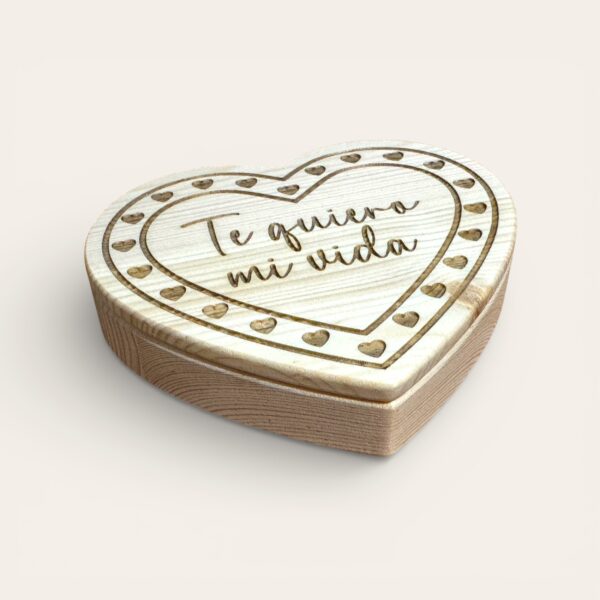 Caixa de joias personalizada em formato de coração com gravação a laser, feita de madeira maciça de pinho.