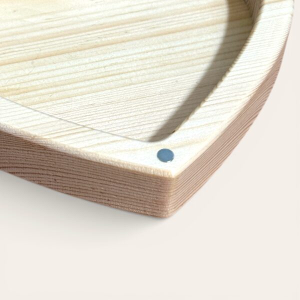 Caixa de joias personalizada em formato de coração, feita de madeira de pinho maciça com fecho magnético.