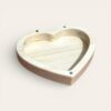 Caixa de joias personalizada em formato de coração, feita de madeira de pinho maciça com fecho magnético.