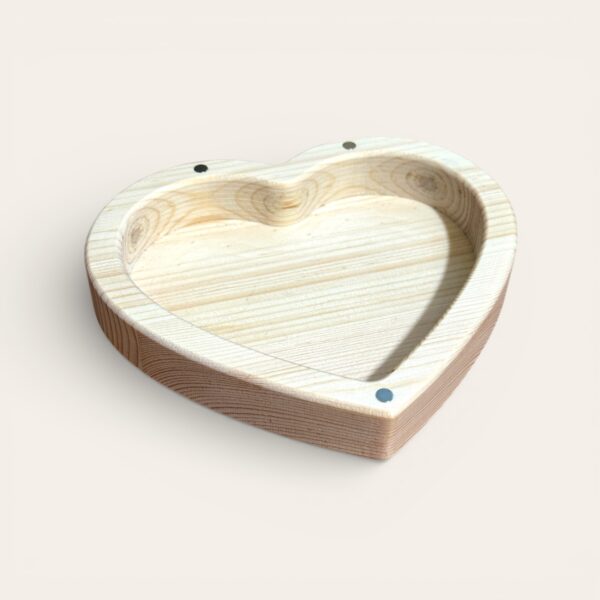 Caixa de joias personalizada em formato de coração, feita de madeira de pinho maciça com fecho magnético.