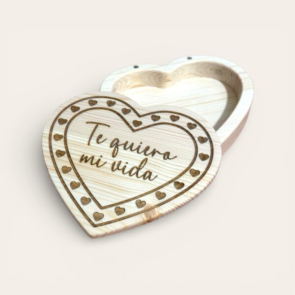 Caixa de joias personalizada em formato de coração, gravada a laser e feita de madeira maciça de pinho.