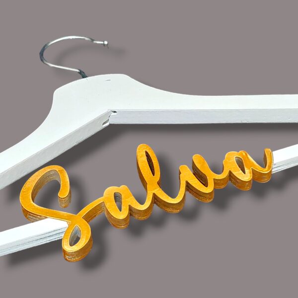 Percha de Madera Personalizada con Nombre - Un Regalo Inolvidable para Novios - Imagem 3