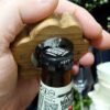 Abrebotellas de madera con forma de huella personalizada