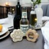 Abrebotellas de madera con forma de huella personalizada