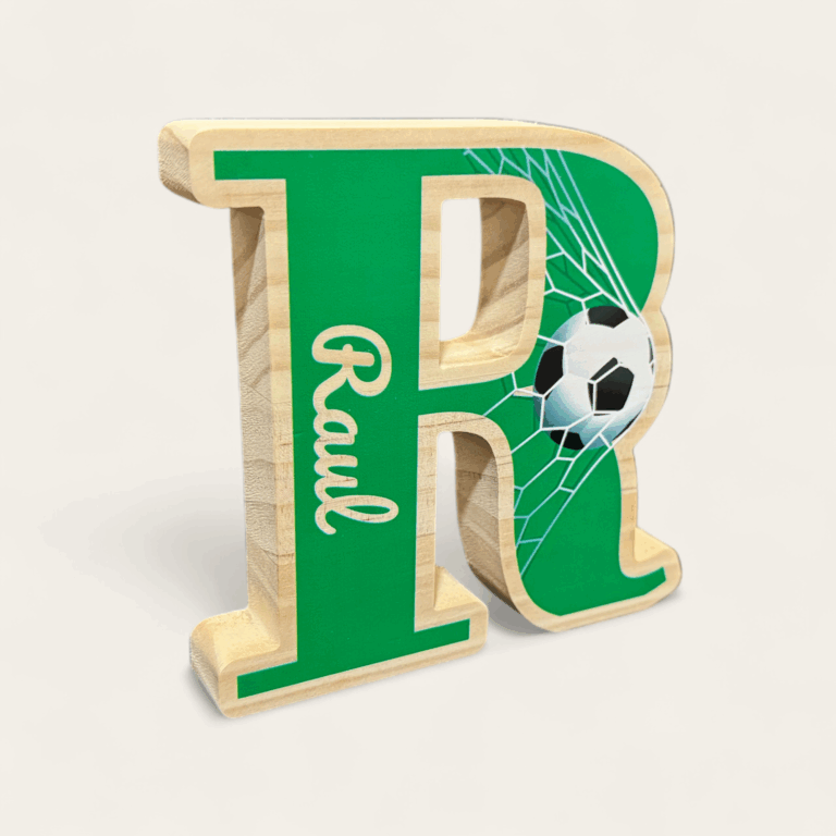 Letra R verde con balón de fútbol