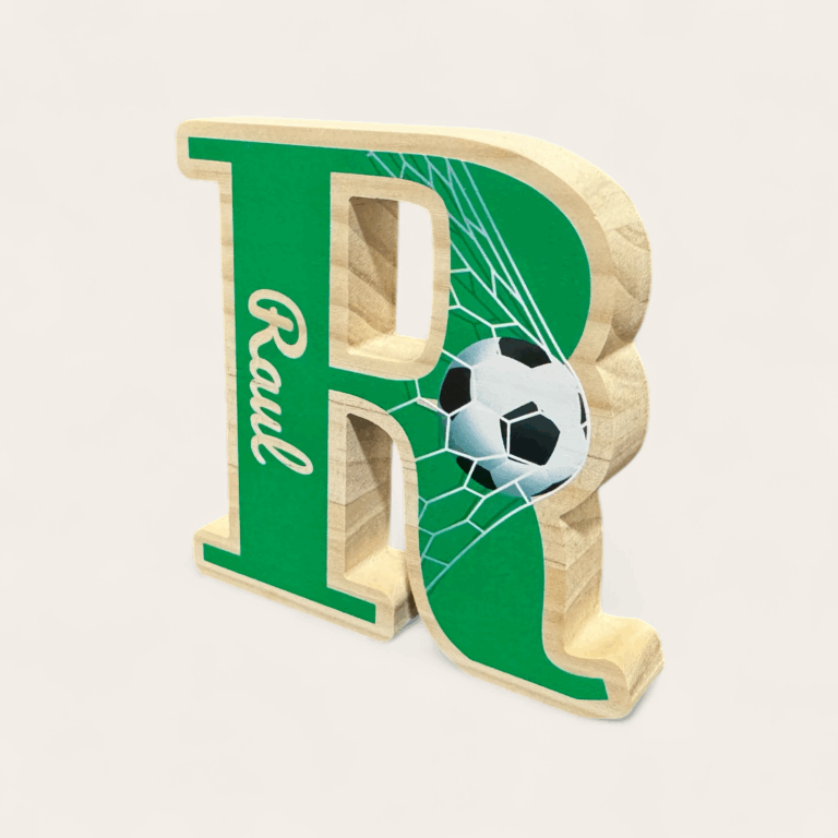 Letra R verde con balón de fútbol decorativo