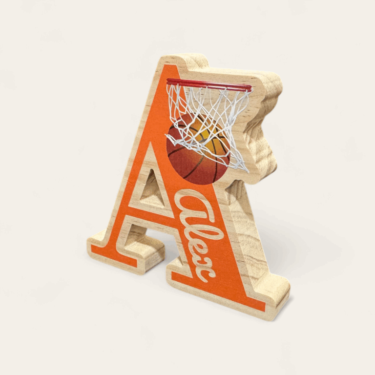 Letra A de madera con balón de baloncesto