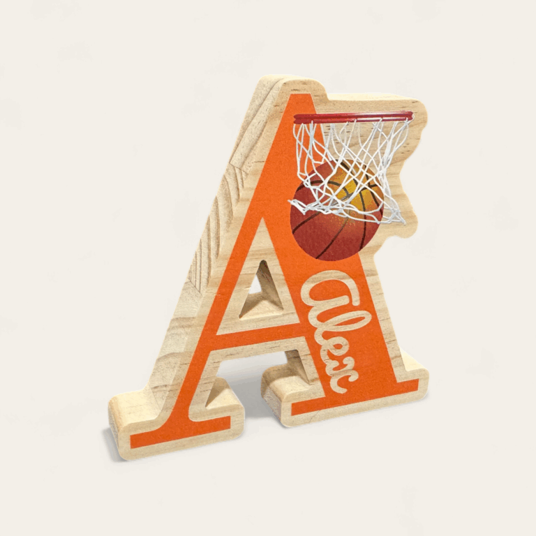 Letra A de madera con balón de baloncesto