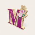 Letra M decorativa de madera con flores rosas