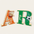 Letras de madera decoradas con baloncesto y fútbol