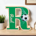 Letra R decorativa verde con balón de fútbol
