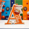Letra A decorativa con balón de baloncesto
