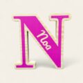 Letra N decorativa de madera color rosa