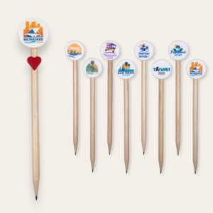 Holzstifte mit dem Logo der Internationalen Versammlung 2026 "Und sie lebten glücklich bis an ihr Lebensende" – JW