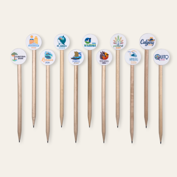 Creioane din lemn cu sigla Adunării Internaționale din 2026 "Fericiți până la adânci bătrâneți" - JW