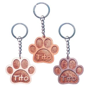 Llaveros de madera con forma de huella grabada