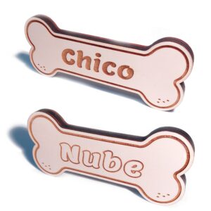 Placas de madera con nombres de perros grabados