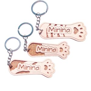 Porte-clés en bois avec motif d'empreinte de pied et de nom.