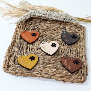 Porte-clés en bois en forme de cœur et d'empreinte de pied