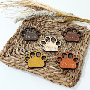 Chaveiros de madeira com formato de pegada gravado