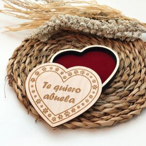 Drewniane pudełko w kształcie serca z napisem "Kocham Cię Babciu".