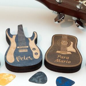 Personliga träunderlägg formade som gitarr