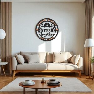 Salón moderno con sofá beige y decoración personalizada